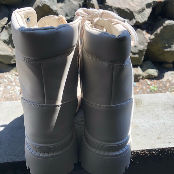 Shodazzel Tevos Women’s Cream Patent Leather Chunky Combat Boot Size 8.5 - Picture 8 of 12